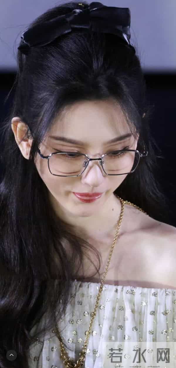 宋祖儿怼脸直拍,好精致啊