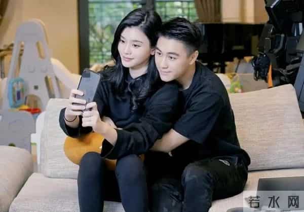 奚梦瑶晒女儿，女儿背香奈儿像洋娃娃，奚梦瑶才是绝处逢生的强者