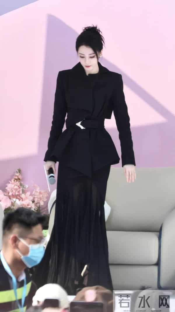 迪丽热巴线下活动“人挤人”,黑西装腰封勒出蚂蚁腰,美到窒息。
