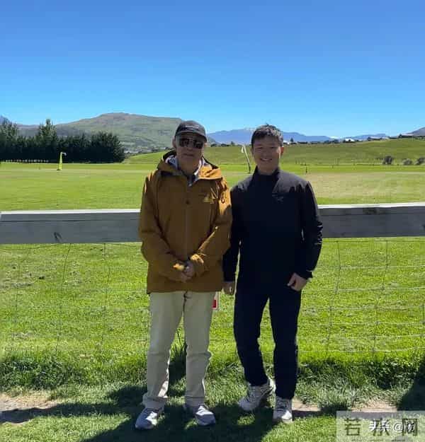 68岁老戏骨李建义新西兰被网友偶遇，年近古稀打扮低调身材硬朗！