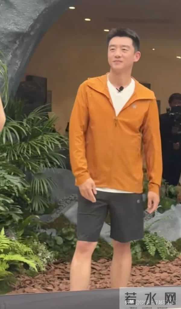 郑恺现身成都 本人不高脚好短 瘦瘦的还是蛮帅的 身材维持的也很好