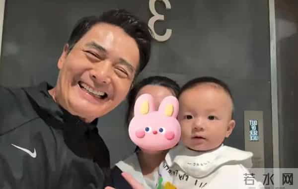 69岁周润发“逆生长”，白发染黑梦回《上海滩》，逆袭成冻龄男神