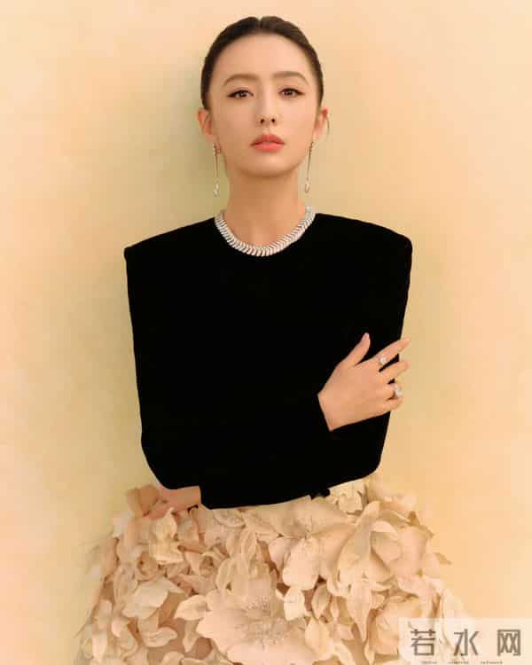 佟丽娅大长腿黑色尖头细高跟鞋