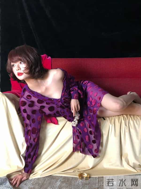 黄晓明新签的艺人眼睛很大