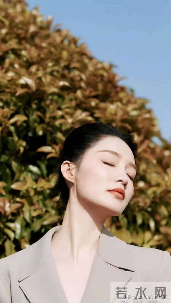 李沁-职业装大长腿这也太有气质了！