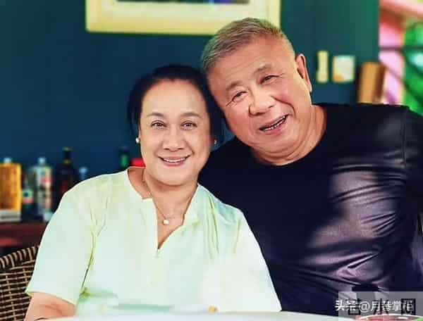 原来他俩是夫妻,家里家外老婆是领导,68岁住大别墅仍坚持拍戏