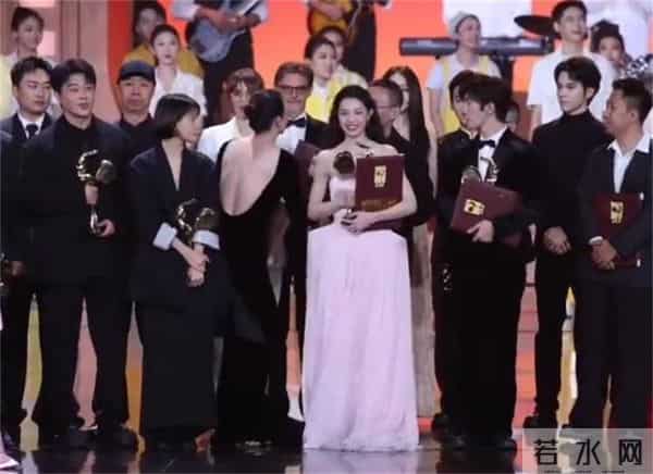 钟楚曦金鸡奖颁奖典礼合影站位引争议，网友：她站的是第二排