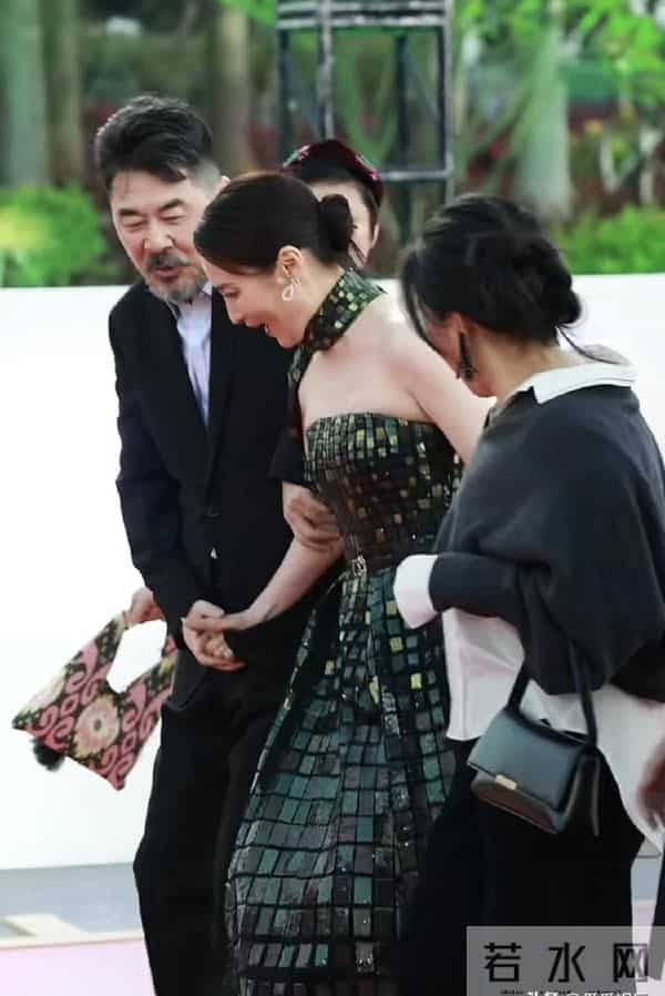 陈建斌与蒋勤勤相差5岁像美女与野兽，夫妻现身金鸡奖，恩爱甜蜜