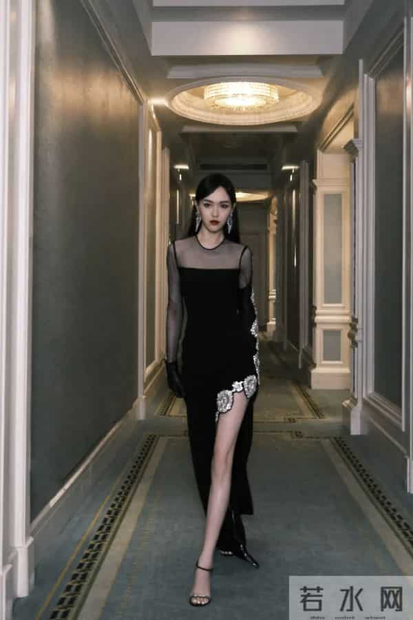 唐嫣红唇 黑长裙高开叉，腿好长好白啊！