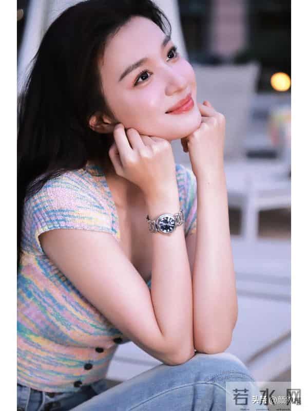 王楚然这组夏日随拍，美到想直接存图当壁纸！