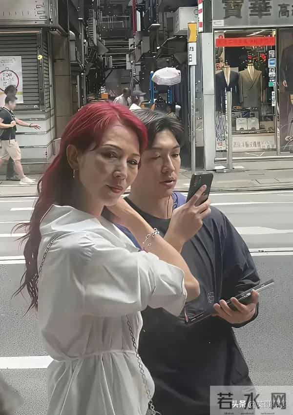 52岁蔡少芬街头被偶遇，红色长发似少女，老年斑还是藏不住