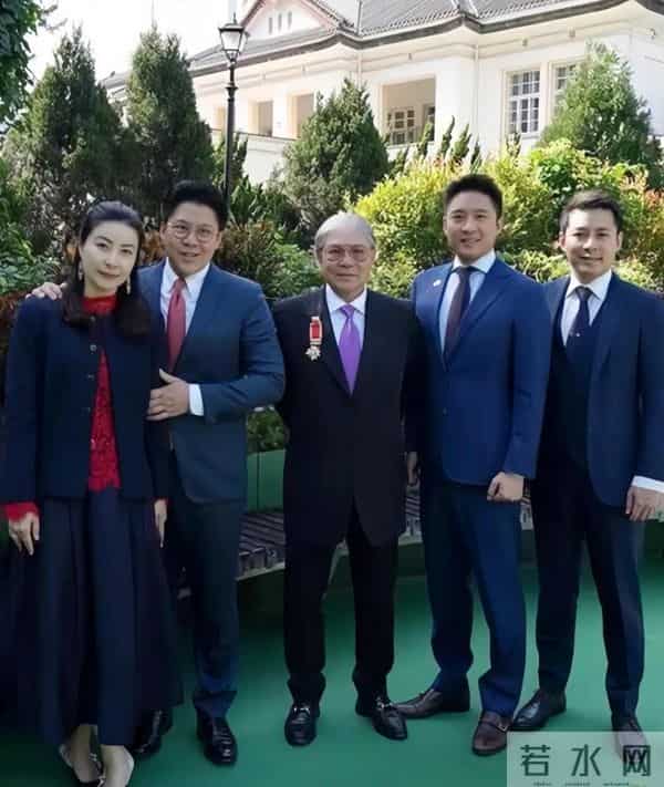 霍启仁雪山举行婚礼，妻子模样像婆婆朱玲玲，小腹隆起似双喜临门