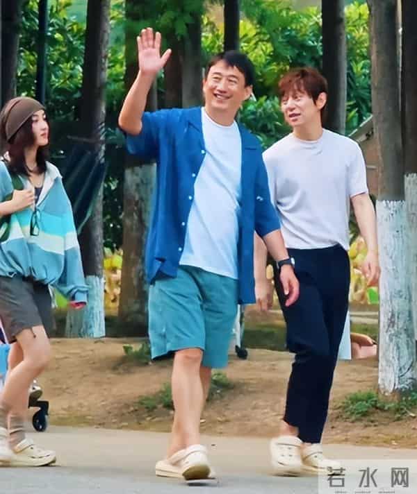 何炅主持生涯迈入第30年，齐思钧献花致敬，王鹤棣在台下鼓掌欢呼