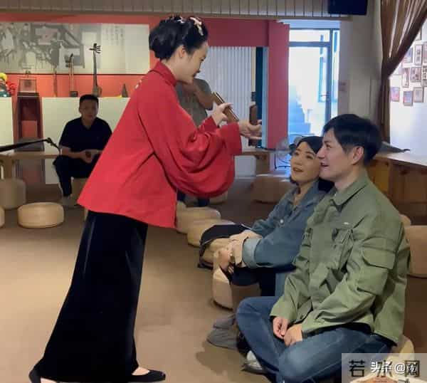 46岁严屹宽和朋友泉州逛街,打扮低调外表好年轻,脸蛋是真抗打啊