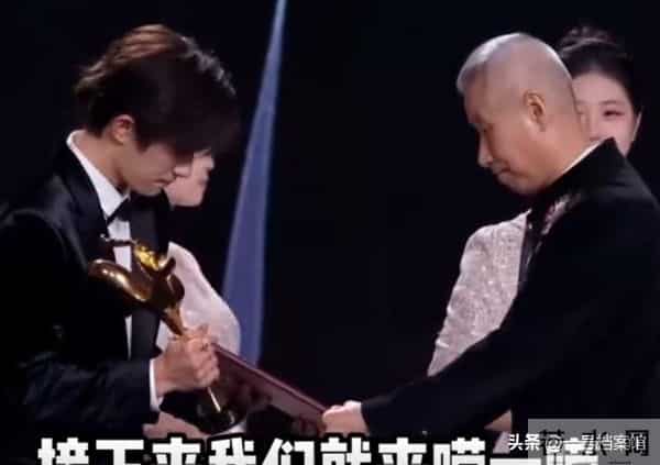 金鸡奖典礼成"照妖镜"，蒋勤勤嘴歪，佟丽娅褶子多，"丑"的很真实