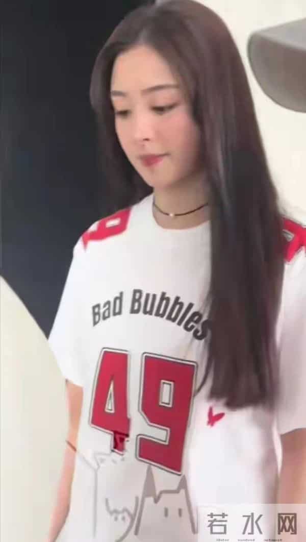 张含韵长的真板正，漂亮大气，体态很壮实，且有丰腴之美