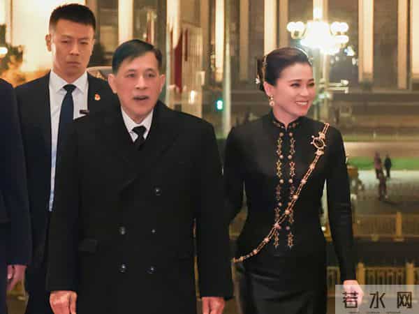 苏提达晚宴造型好美，黑金配色礼服雍容华贵，遗憾未佩戴王冠