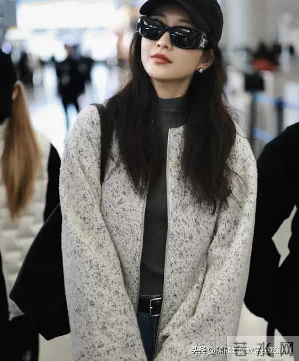 王鸥机场私服真会穿！毛呢外套+灰色针织衫+牛仔裤，洋气又高级！