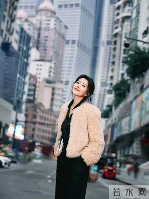 45岁高圆圆又带火了简约穿搭:羊羔毛外套内搭一身黑,高级又洋气
