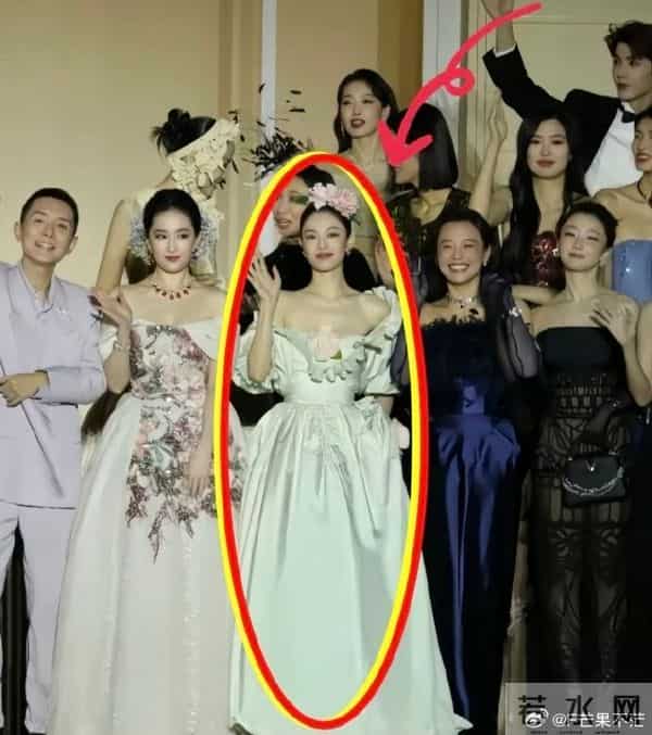 钟楚曦金鸡奖颁奖典礼合影站位引争议，网友：她站的是第二排
