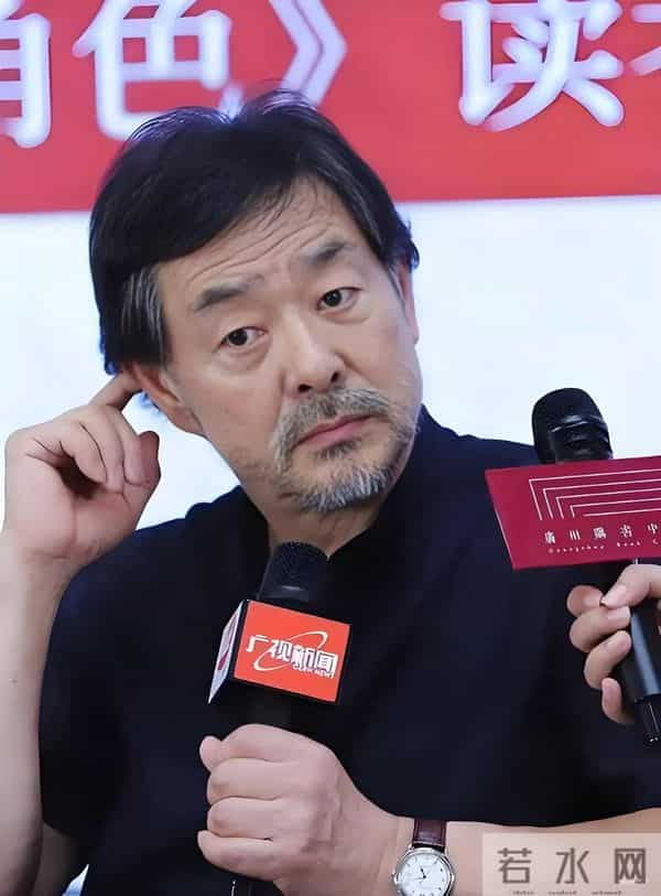 71岁濮存昕近照曝光，胡子花白断崖衰老 头顶秃但眼神坚定 气质没变