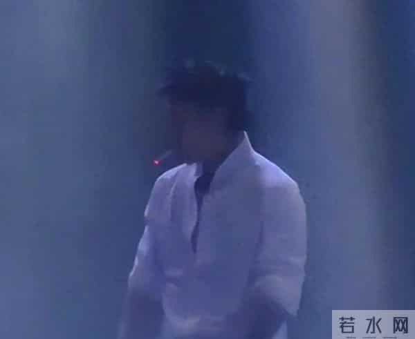 男歌手在北京演出过程中抽烟，罚！