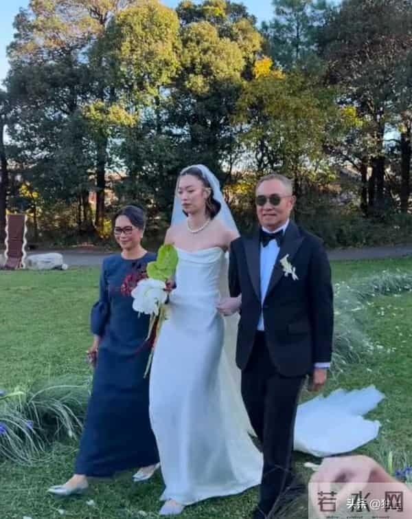 霍启仁雪山婚礼曝光，29岁新娘跟婆婆朱玲玲好像，主婚纱出人意料