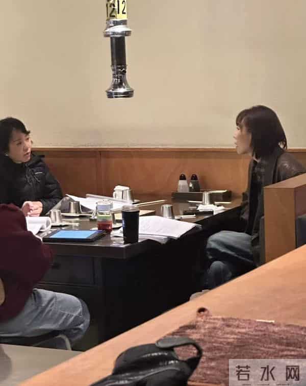 闫妮素颜曝光显老态,网友抓拍明星,高清镜头下,原来她们长这样