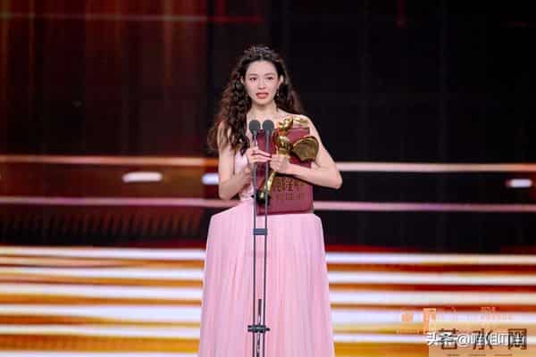 金鸡奖这一夜，人情世故，江湖地位，在宋佳身上体现得淋漓尽致