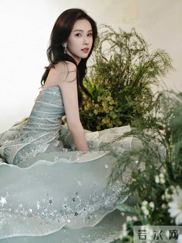 陈都灵性感抹胸裙写真，这也太美了