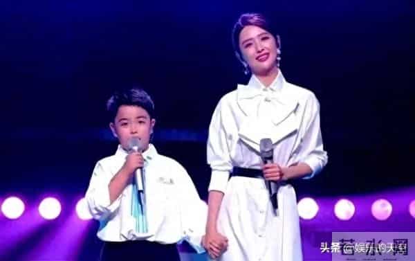 佟丽娅9岁儿子颜值曝光,五官不像陈思诚,一看长大了就是个帅哥