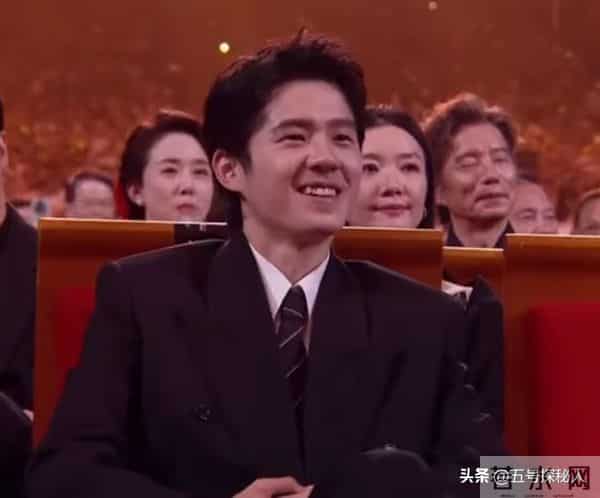 事实证明，不拍戏就消失的易烊千玺，已经走上了男演员的另一条路