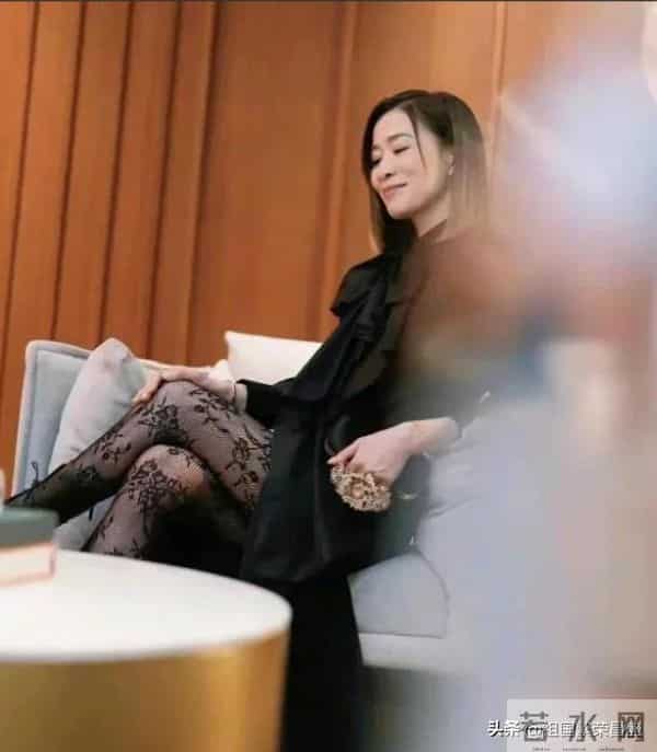 50岁佘诗曼，黑丝美腿写真