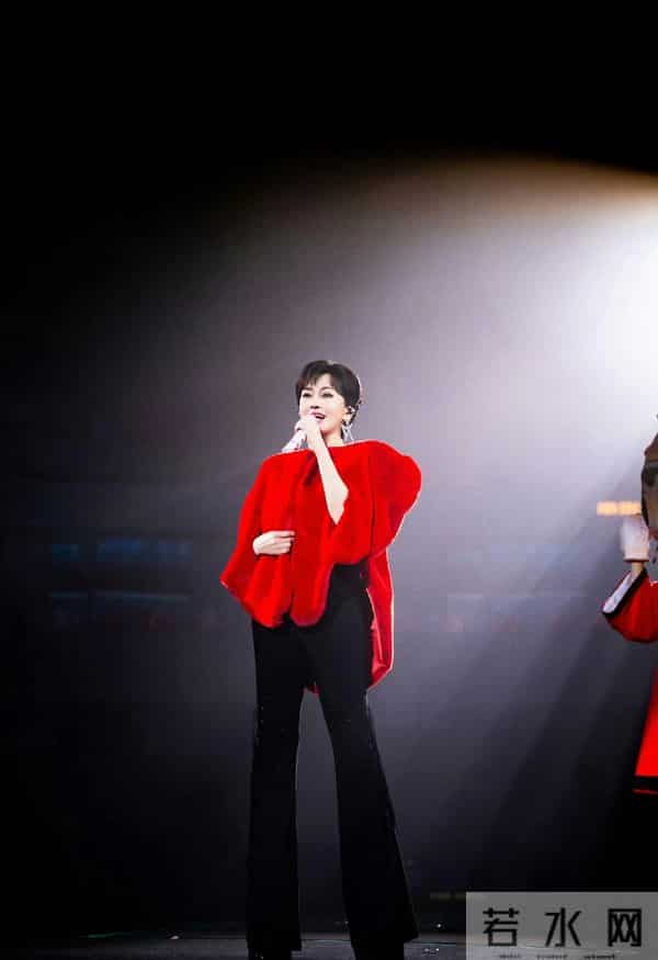 72岁赵雅芝又是架子鼓又是扫腿舞,这状态活力也太好了吧!