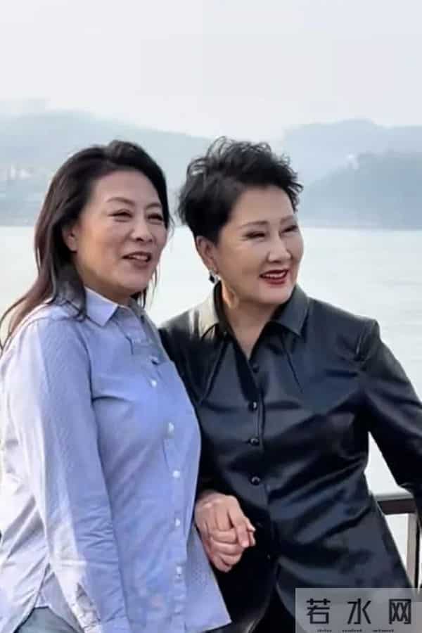 闫妮素颜曝光显老态,网友抓拍明星,高清镜头下,原来她们长这样