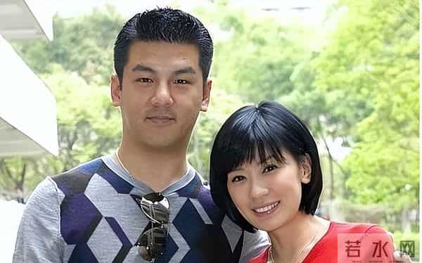 出道干爹护航,拔亲爹氧气管,45岁拿影后,她的黑历史都忘了吗?