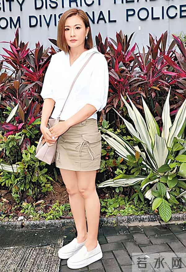 一路走好!香港资深艺人设灵遗孀哭成泪人,刚做完心脏支架手术