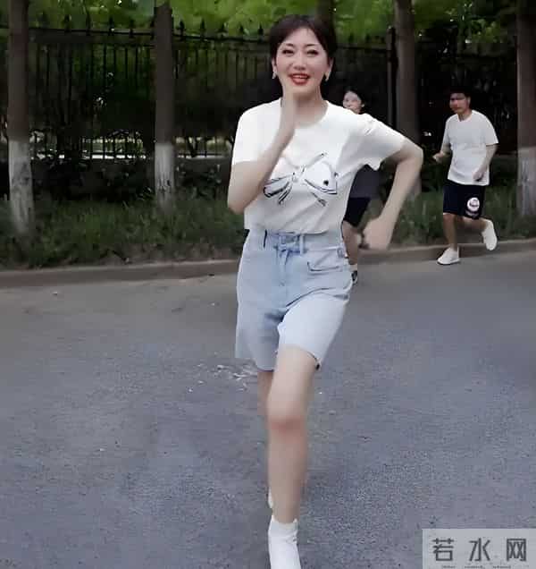 赵雅芝从艺50周年生日派对,打完架子鼓跳扫腿舞,网友:谁敢想她已经72了