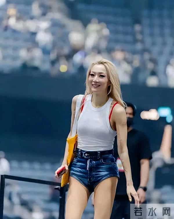 53岁郑秀文现身澳门，穿紧身背心身材火辣，生图近照像二十出头