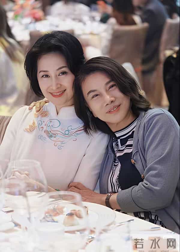 闫妮素颜曝光显老态,网友抓拍明星,高清镜头下,原来她们长这样