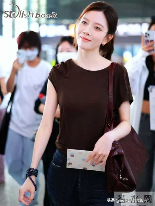 宋妍霏秋冬穿搭！“贵气+复古”焊在身上，普通人照搬美到炸