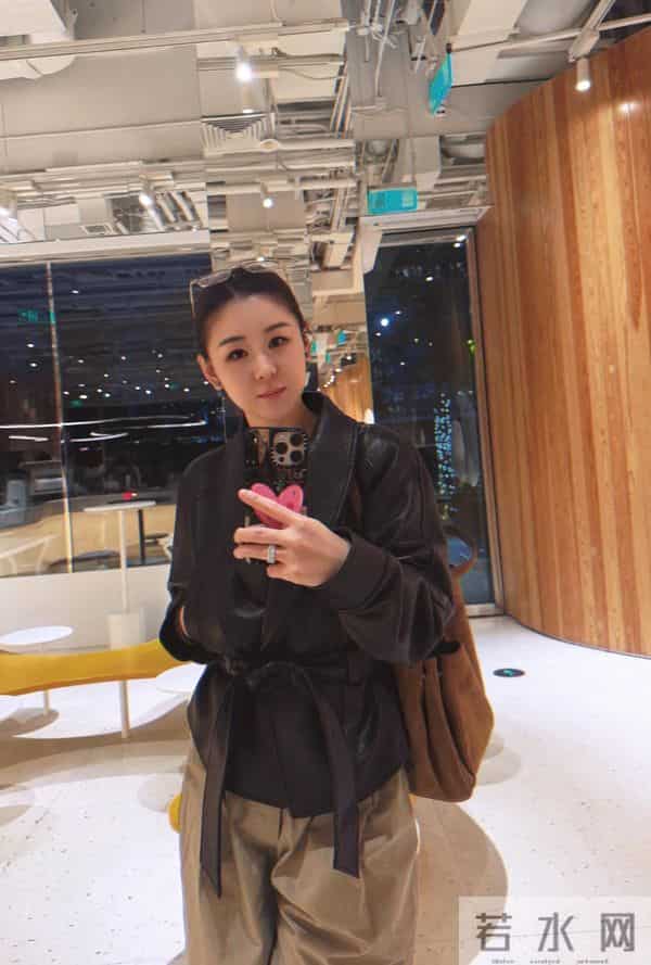 40岁李小萌晒精修美照！皮肤水灵有少女感，开豪车却被嘲无富婆相