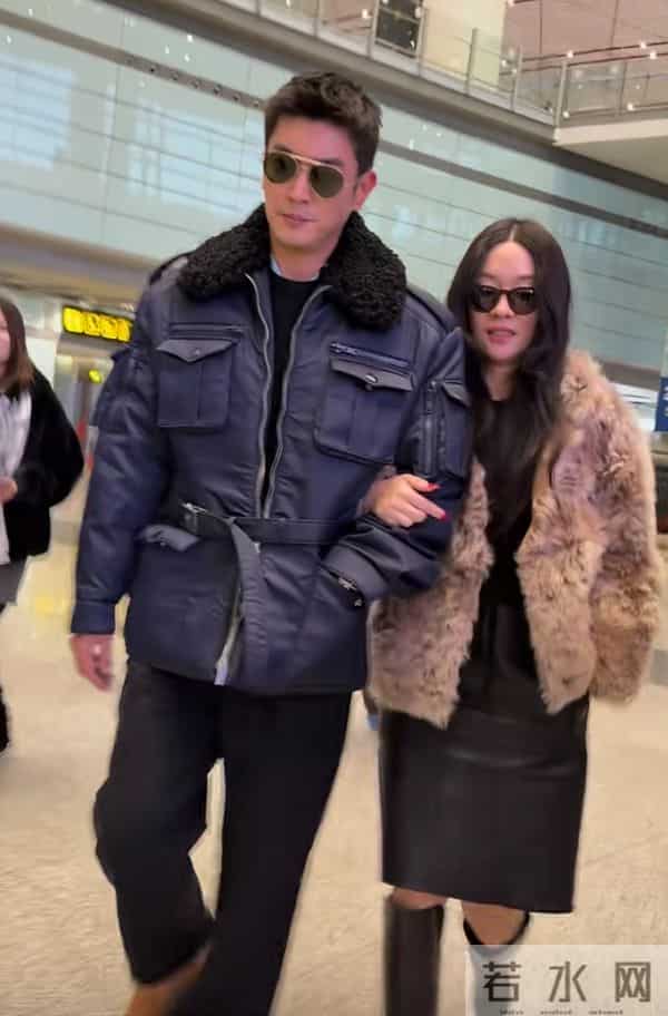霍思燕皮草配皮靴机场挽着杜江,两人像走秀,气场全开!