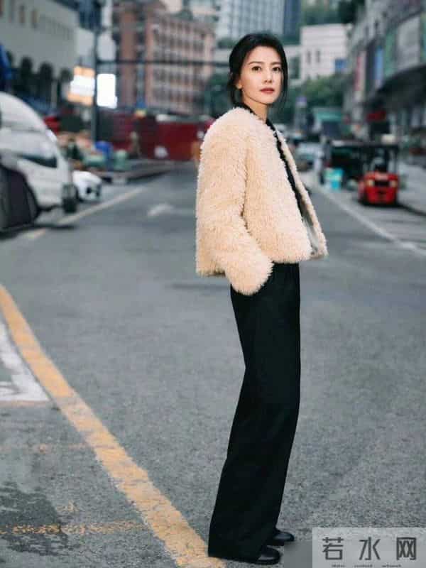 45岁高圆圆又带火了简约穿搭:羊羔毛外套内搭一身黑,高级又洋气