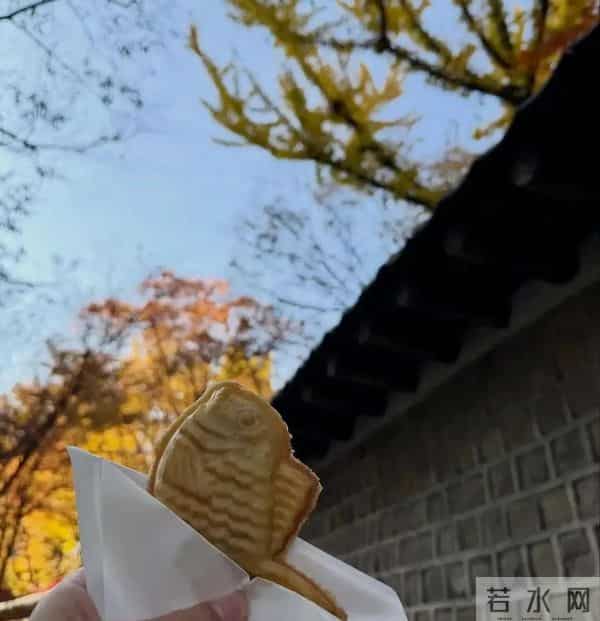 崔智友带娃出游，这身材和颜值，披麻袋都好看，行走的衣架子啊！