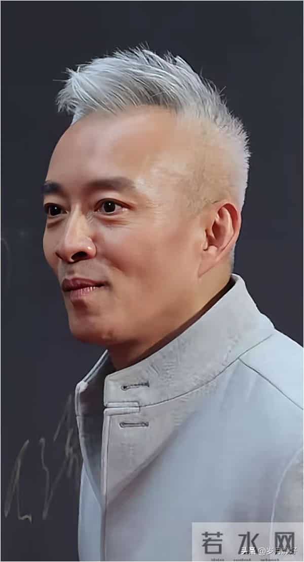 满头白发还能依然帅的那么儒雅,我想只有亚宁了