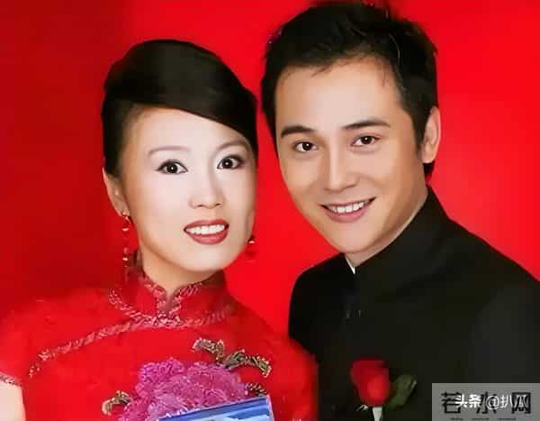 47岁嫁给32岁小演员，被骂“老牛吃嫩草”，时间却给了完美的答卷