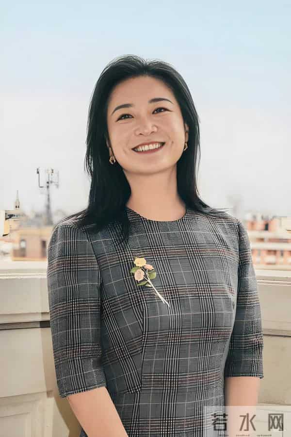 贾玲米兰时装周美图曝光。说实话，我还是不太适应她瘦了