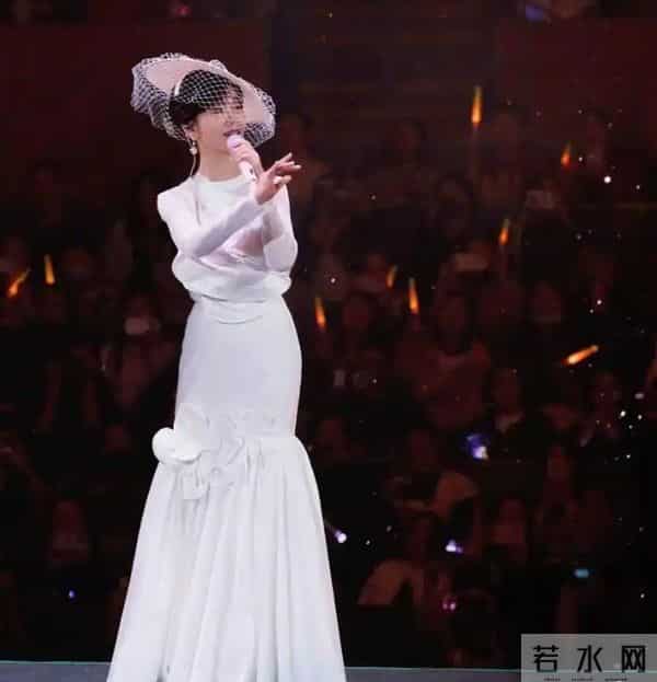 72岁赵雅芝太拼!穿高开叉裙跳“擦边”舞,累到大喘气还敲架子鼓