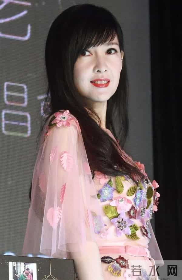 周慧敏被粉丝劝退休，唱歌气不足皮肤松弛，老到难认出